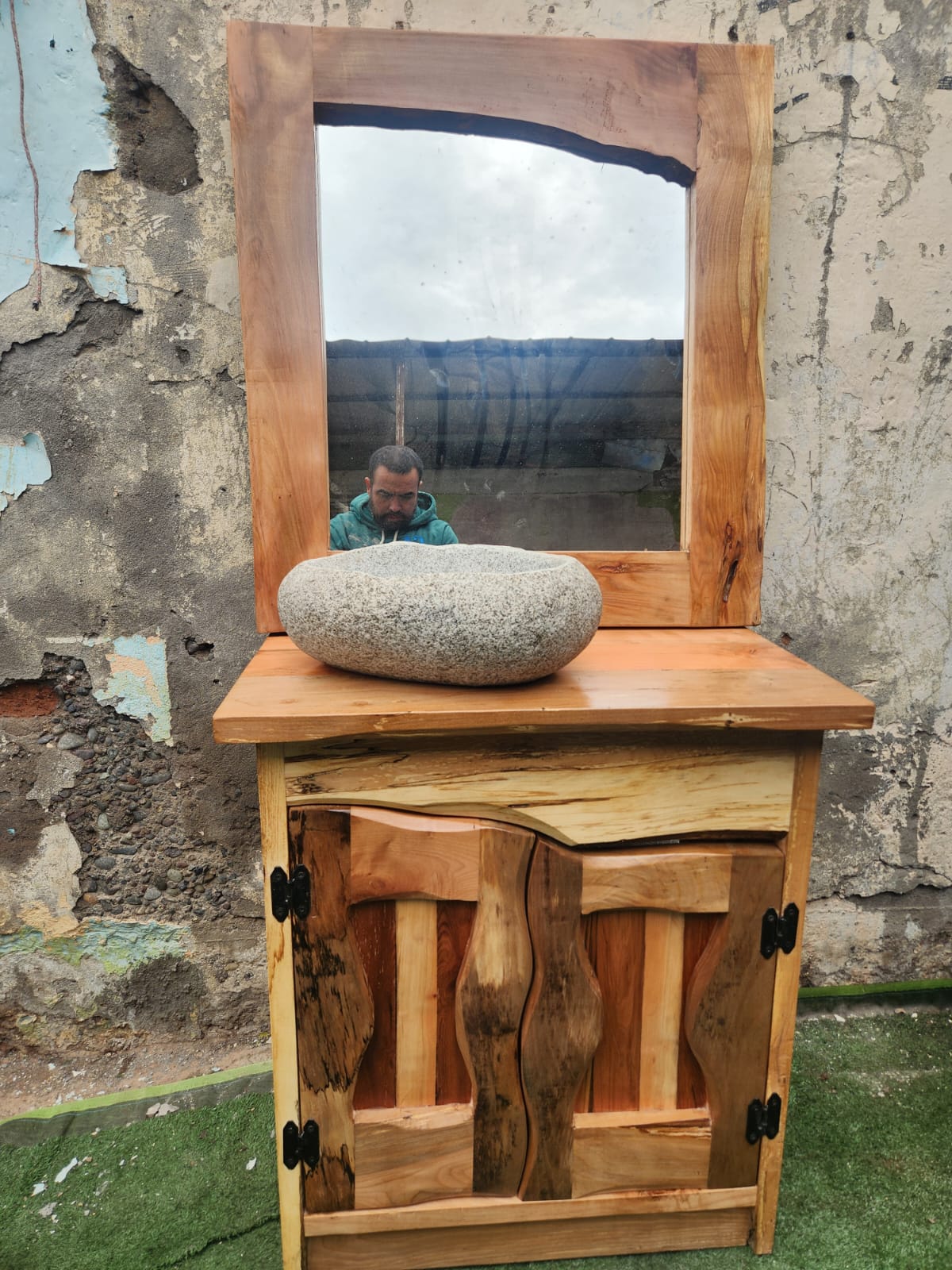 Vanitorio (3) rústico de Roble con detalles en Alerce + lavamanos de piedra