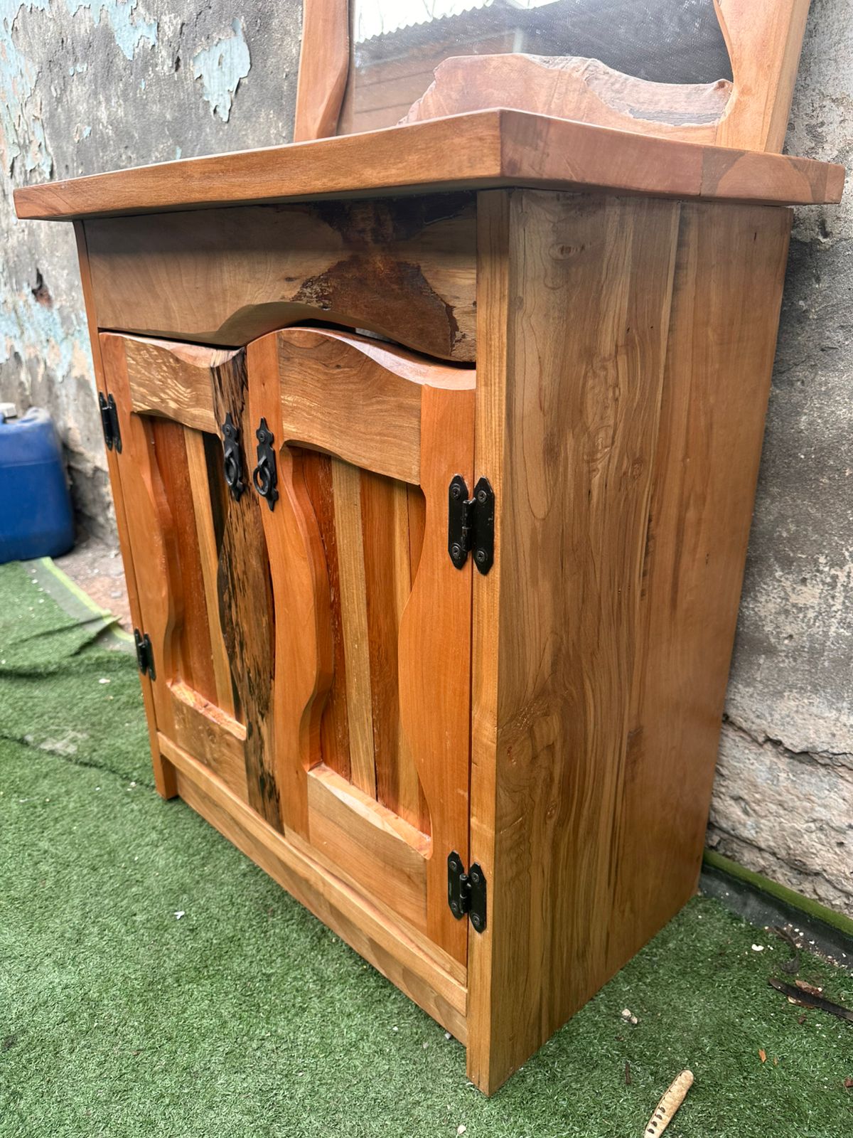 Vanitorio (1) rústico de Roble con detalles en Alerce + lavamanos de piedra - Imagen 3