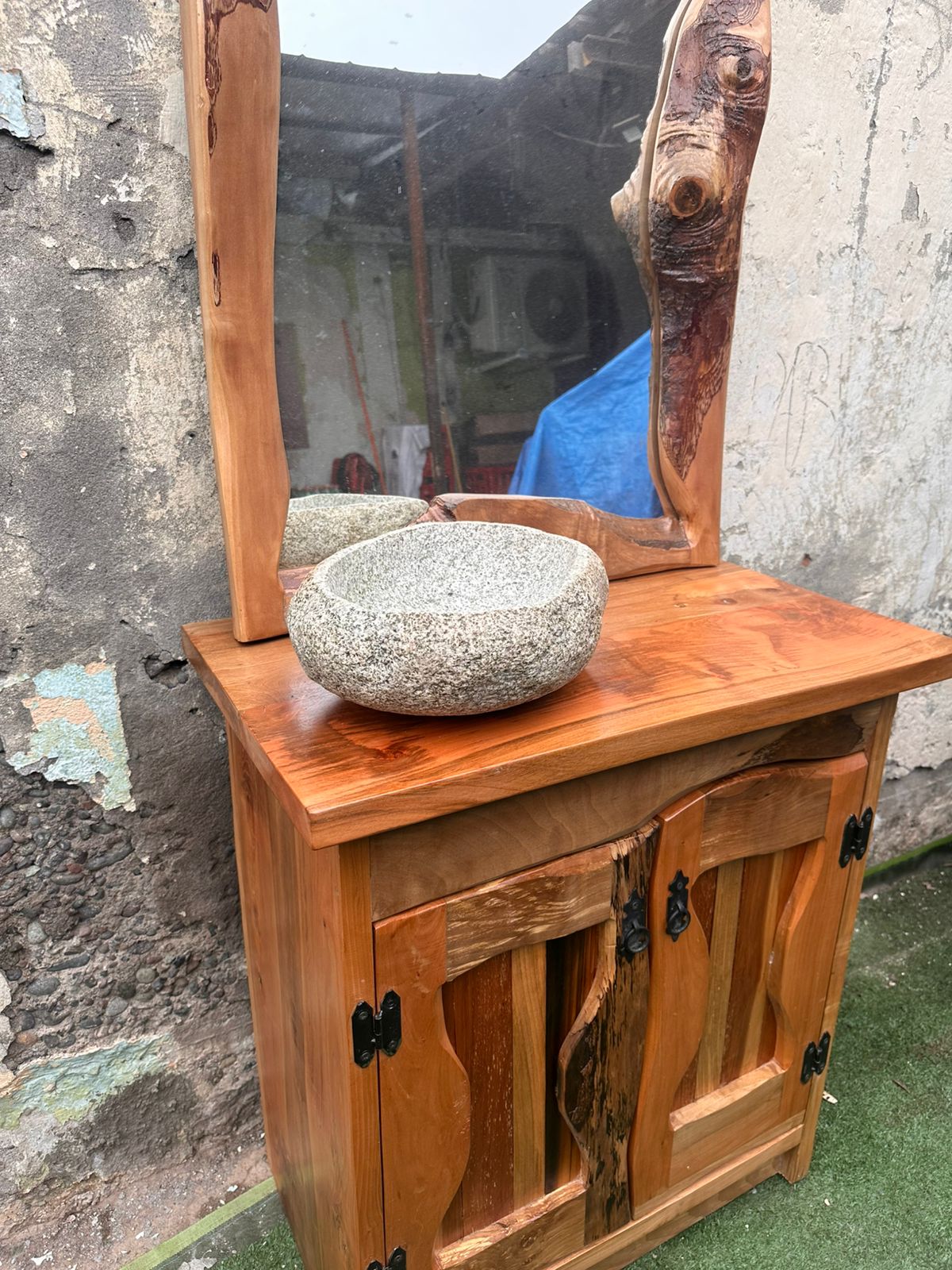 Vanitorio (1) rústico de Roble con detalles en Alerce + lavamanos de piedra